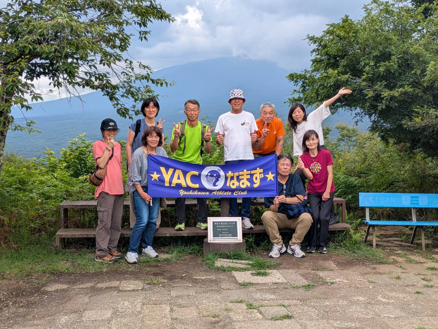 富士山をバックに集合写真